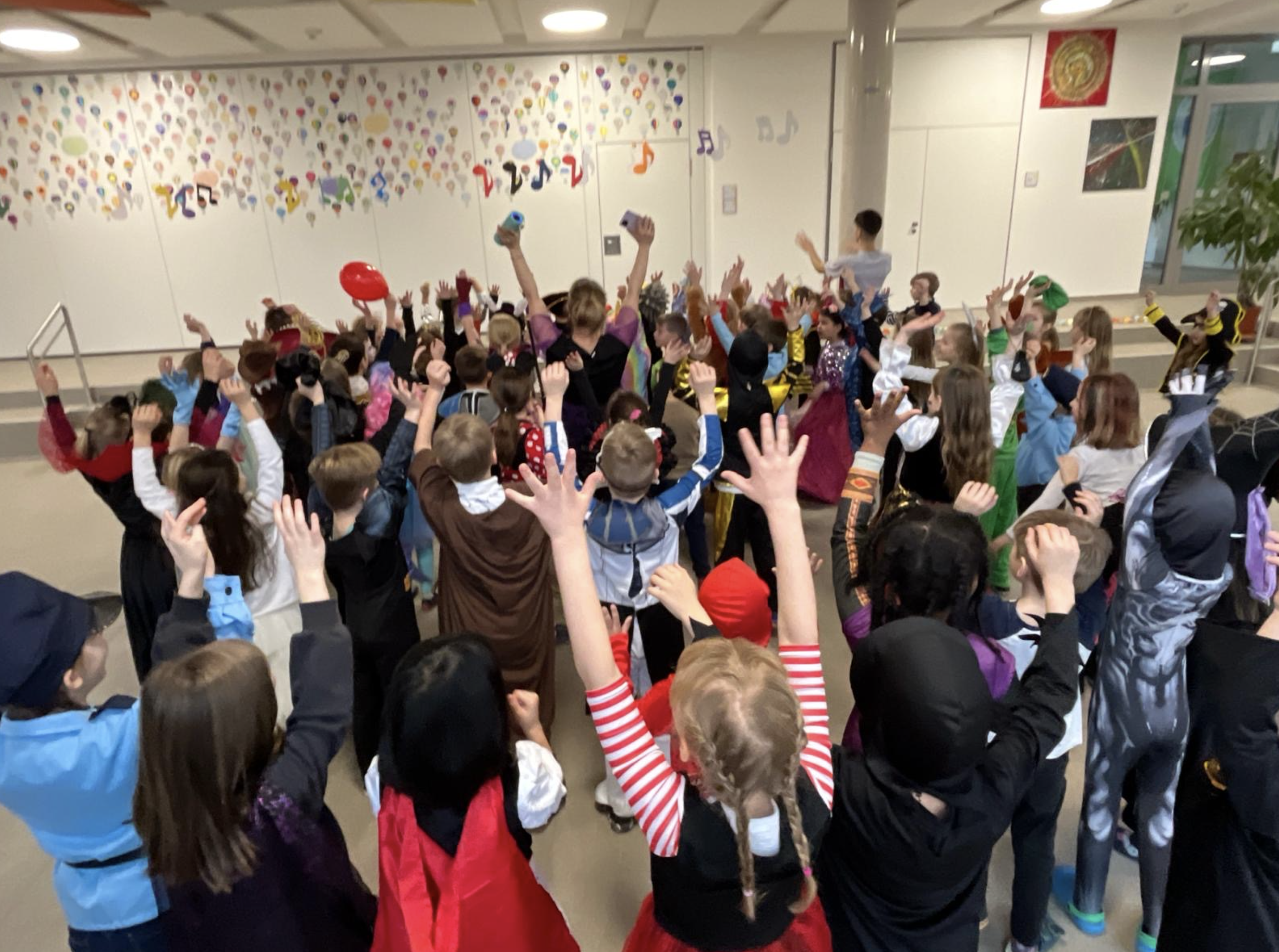 Helau und Alaaf in den 1. Klassen